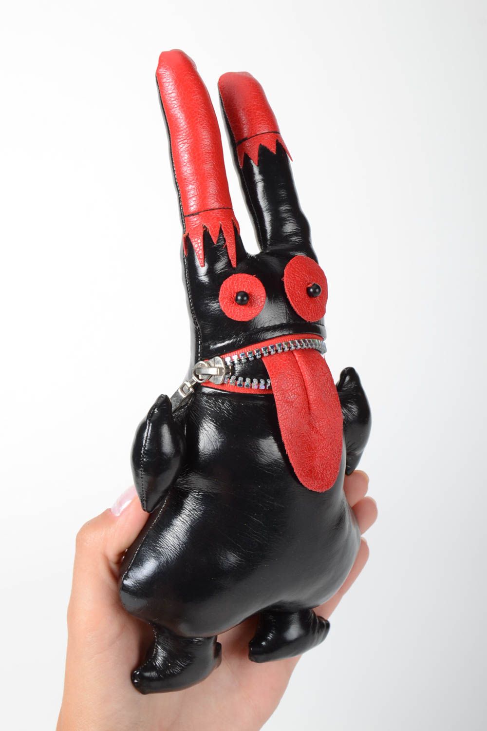 Peluche lapin Jouet fait main en cuir rouge noir Déco maison Cadeau original photo 3