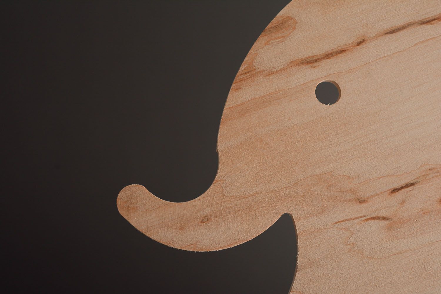 Pendule en bois brut en forme d'éléphant photo 5