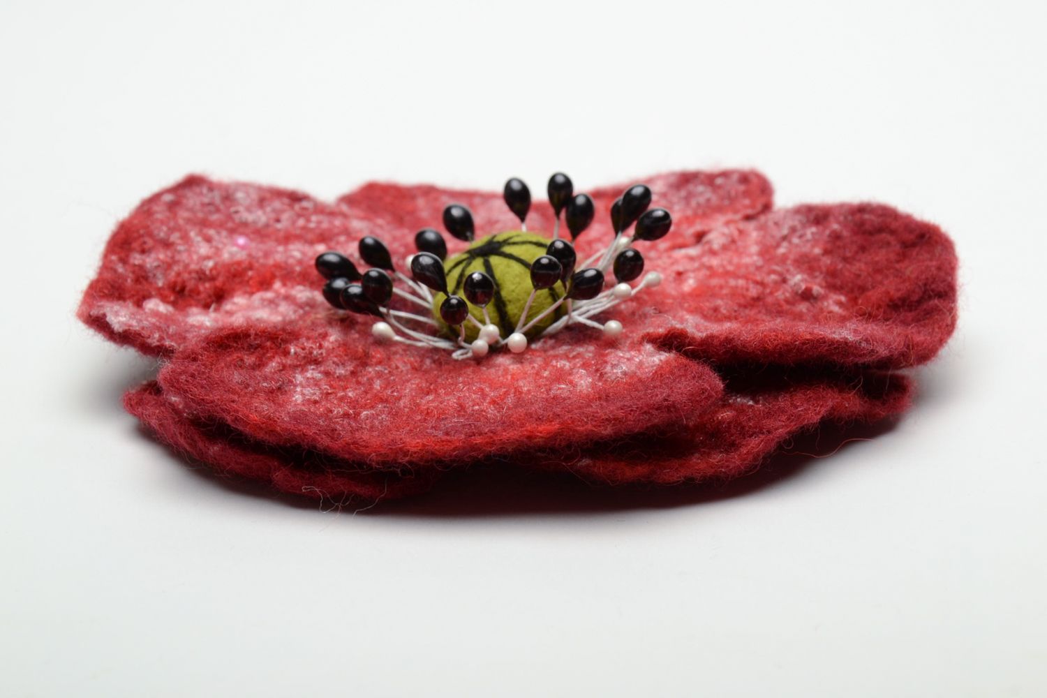 Broche en laine technique de feutrage Fleur rouge photo 3