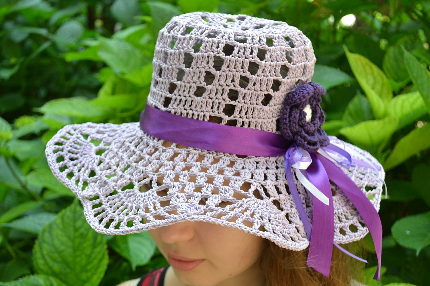 Chapeau d'été femme ajouré tricoté coton avec fleur violette fait main photo 1