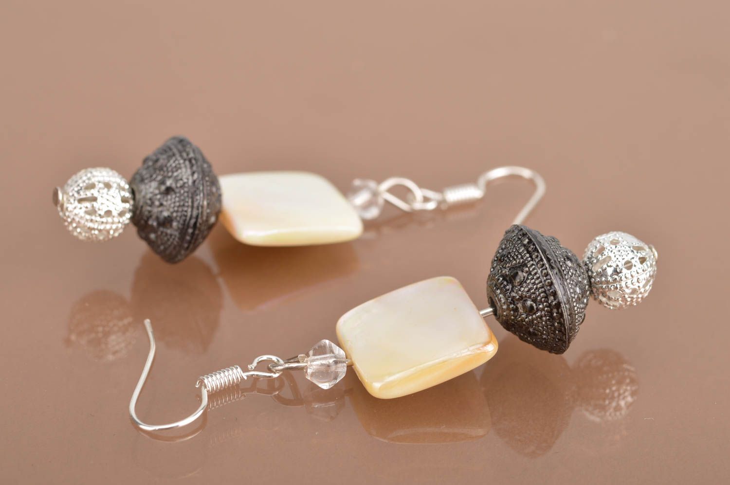 Boucles d'oreilles pendantes avec perles carrées fantaisie faites main photo 2