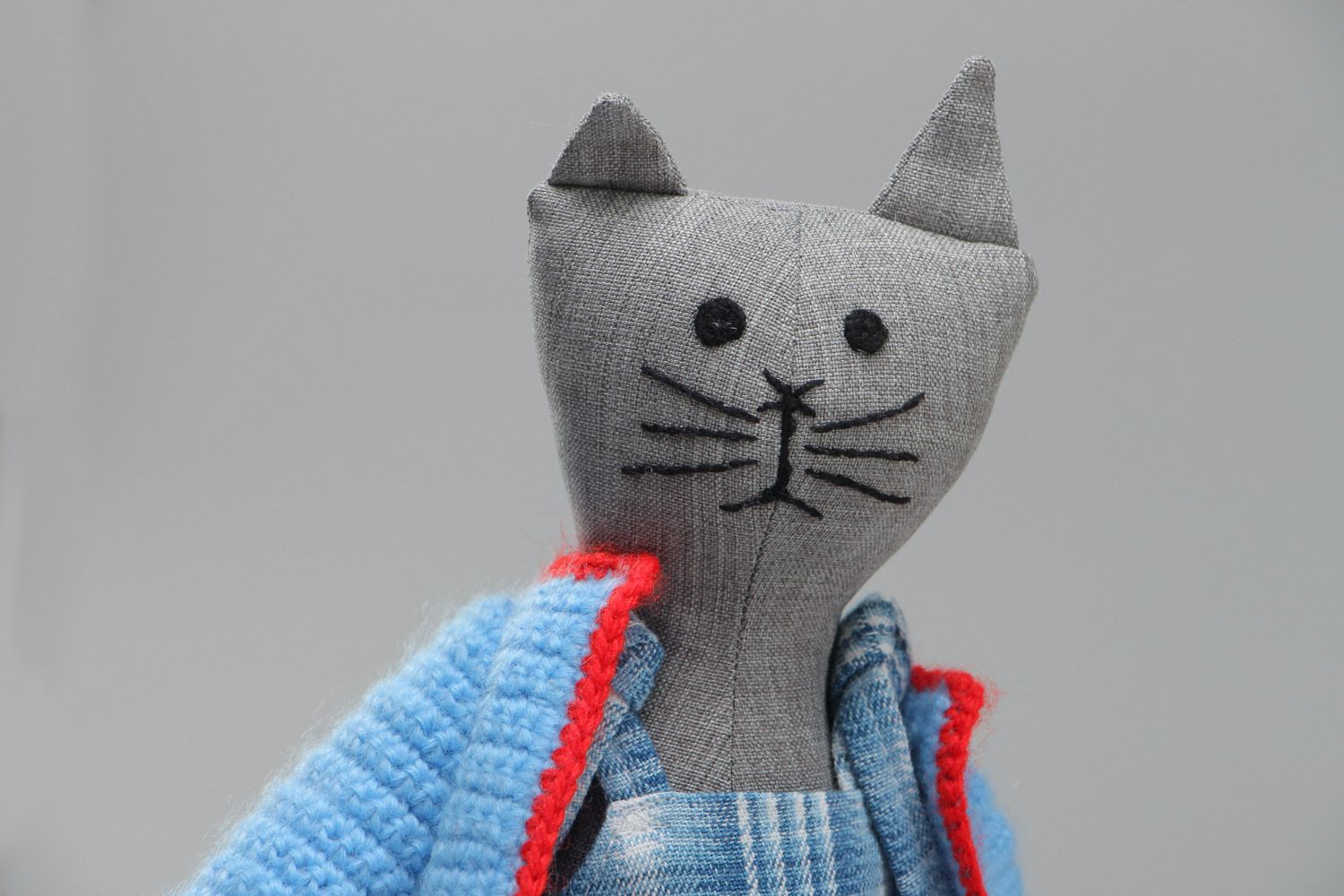 Мягкая игрушка ручной работы из хлопка Кошка в клетчатом сарафане и жакете фото 3