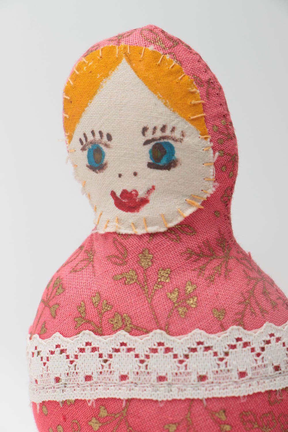 Мягкая кукла ручной работы в виде матрешки оригинальная тканевая для ребенка фото 3