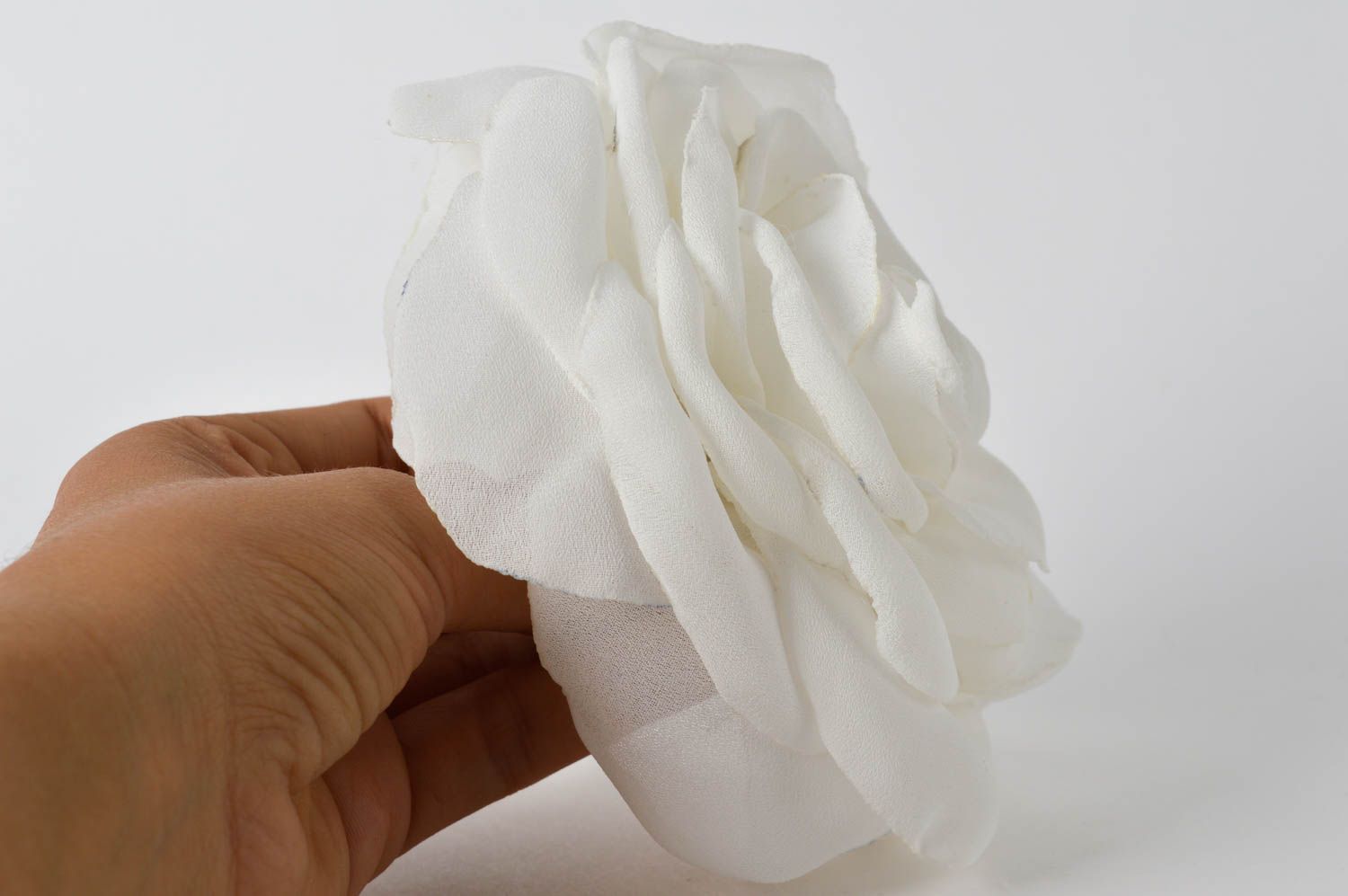 Spilla a forma di rosa bianca fatta a mano accessorio originale da donna foto 2