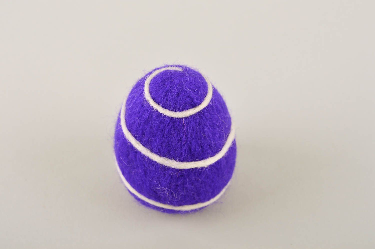 Декоративное яйцо ручной работы игрунка из шерсти валяная игрушка филлетовая фото 2