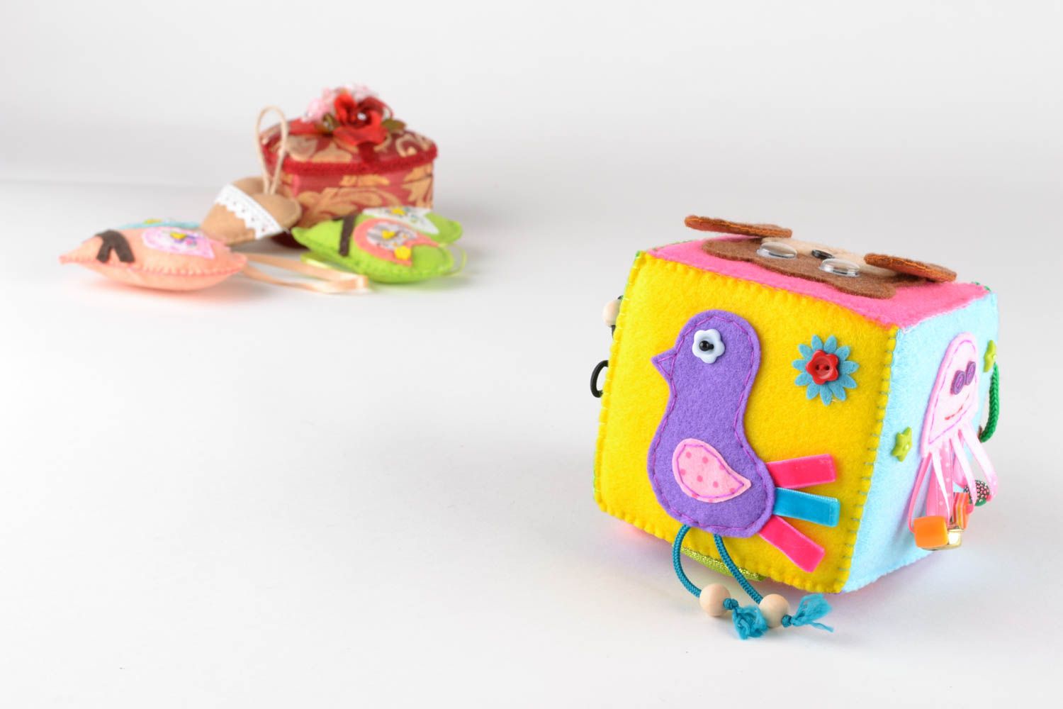 Cube d'éveil en feutre pour enfant jouet pratique et original multicolore photo 5