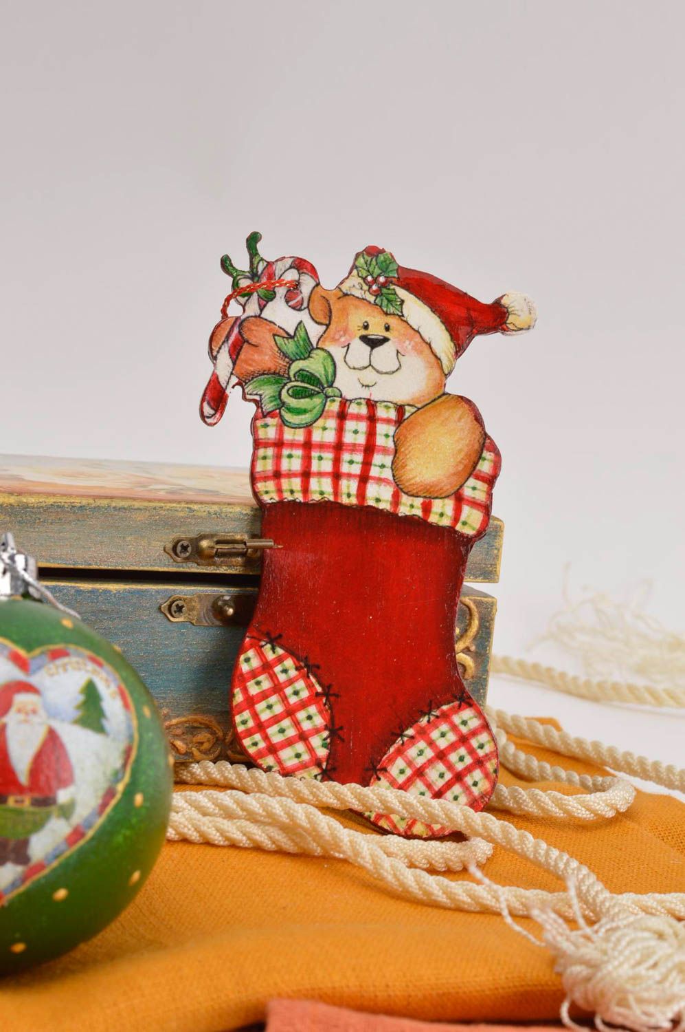 Игрушка на елку хэнд мэйд декор для дома украшение на Рождество Мишка в носке фото 1
