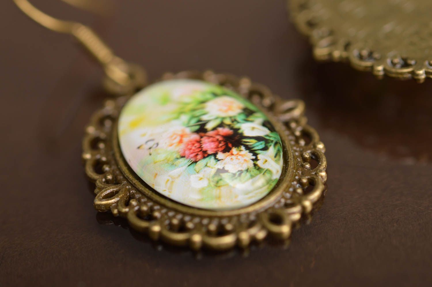 Pendientes metálicos con estampado floral artesanales originales de vintage foto 5