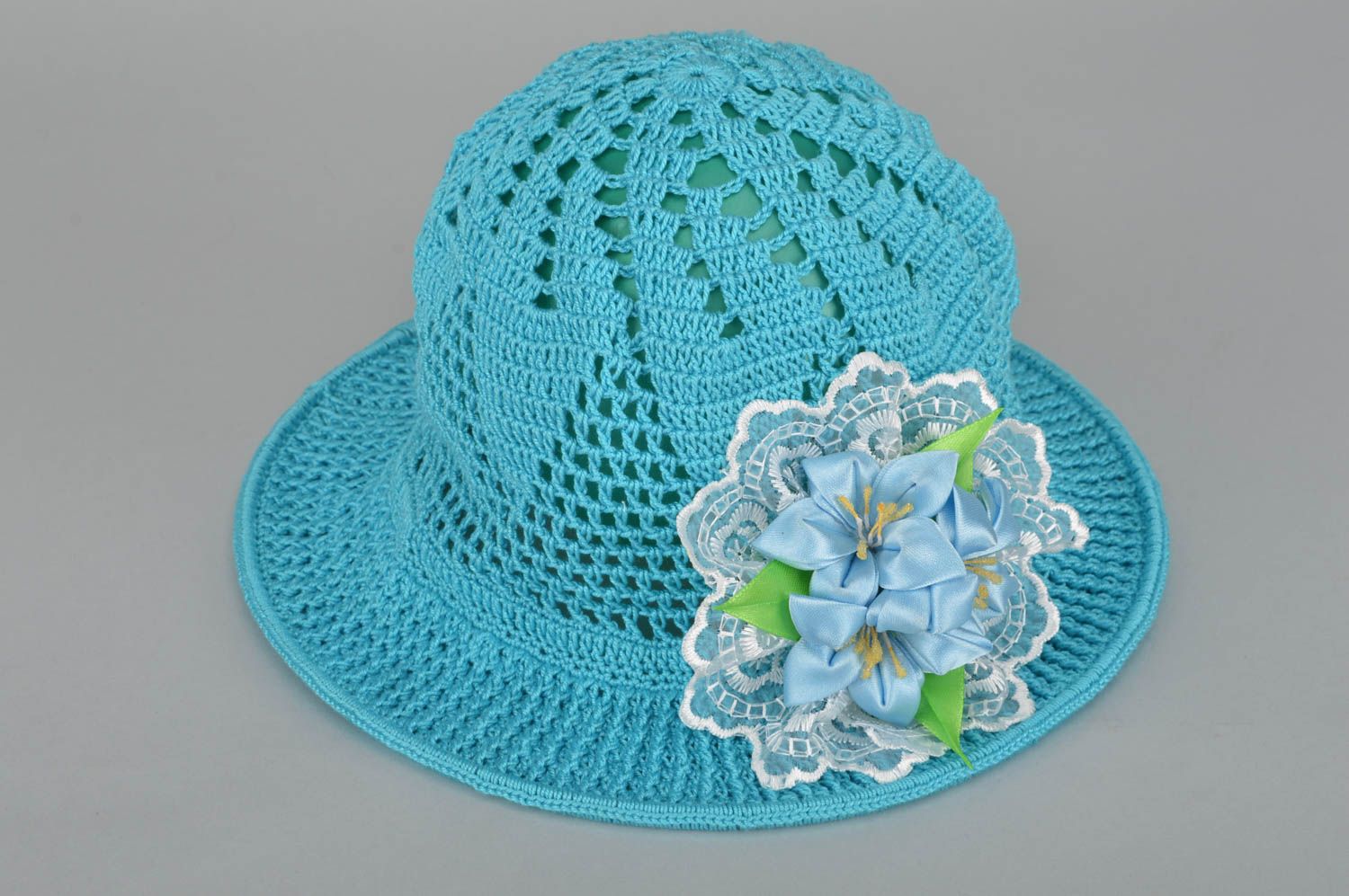 Вязаная шляпа ручной работы голубая с цветком головной убор детская шляпа фото 2