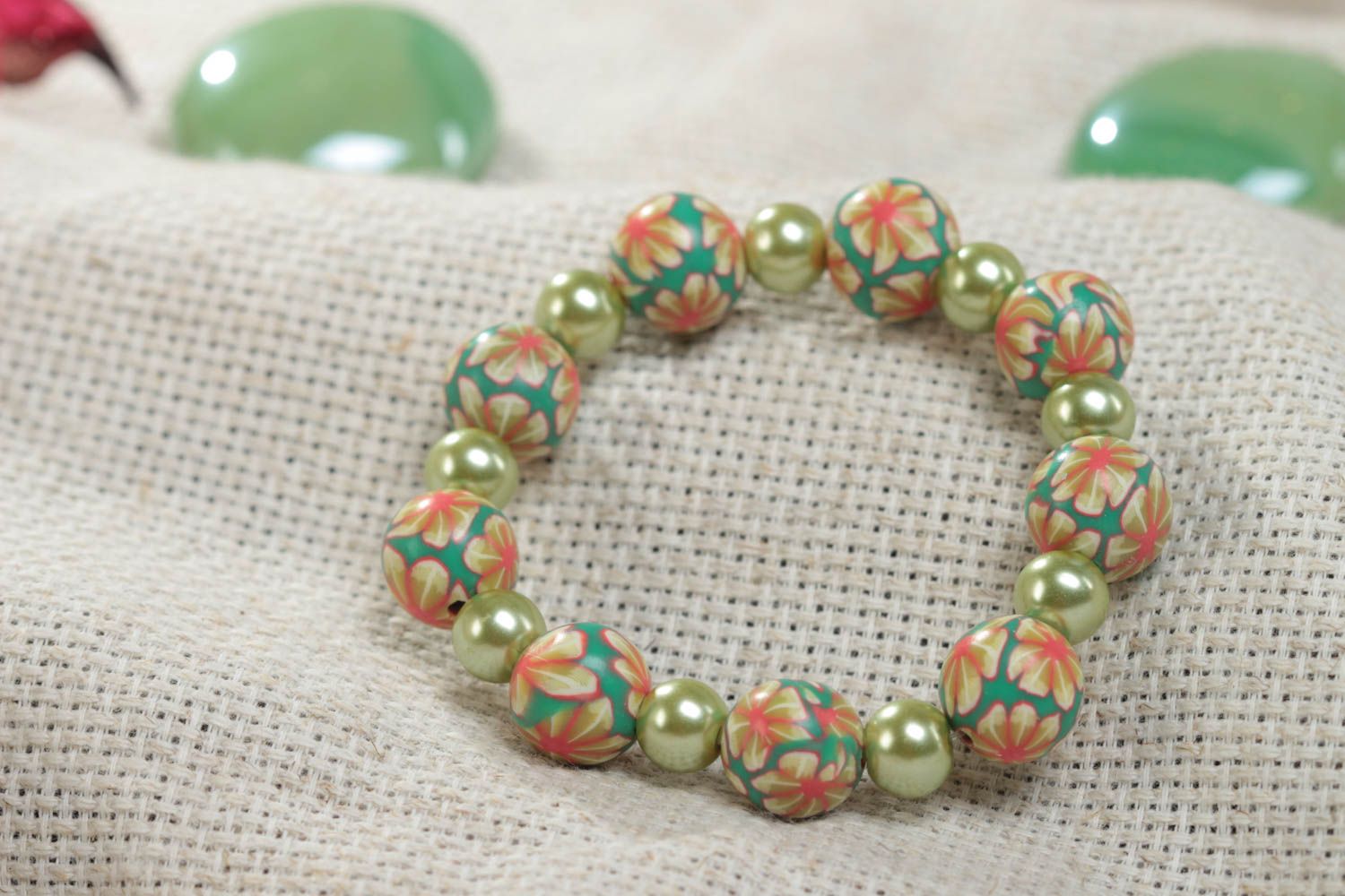 Bracelet en perles plastiques sur élastique pastel à motif floral fait main photo 1