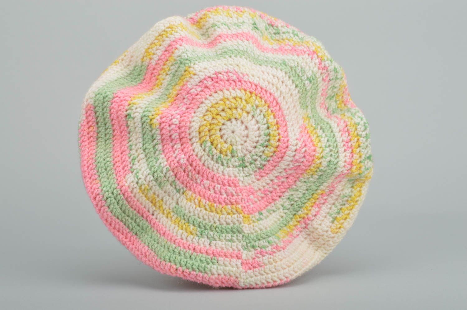 Cappello a maglia fatto a mano accessorio bello da bambine basco a uncinetto foto 2