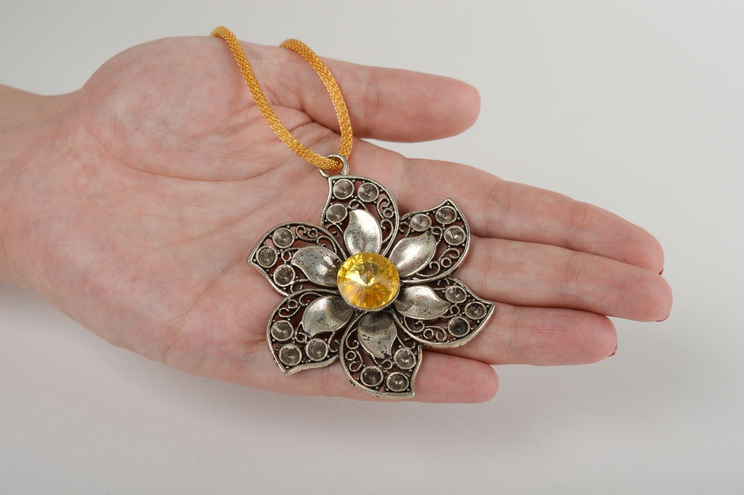 Colgante artesanal accesorio para mujer colgante de metal Flor con estrás foto 5