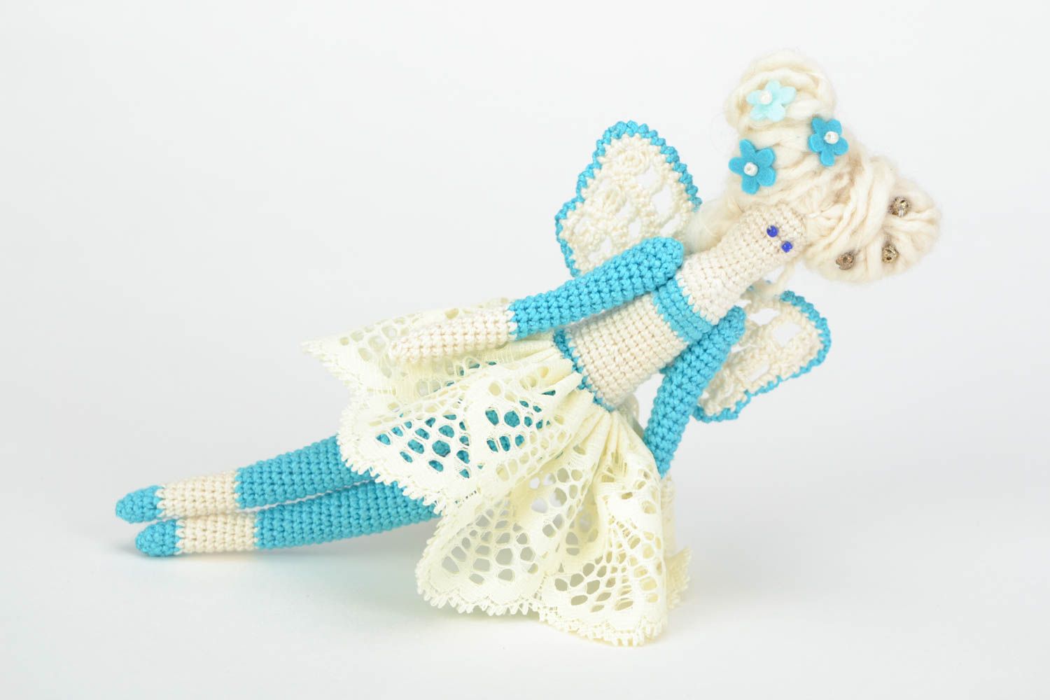 Petite poupée tricotée Ange blanc-bleu fils coton laine originale faite main photo 1