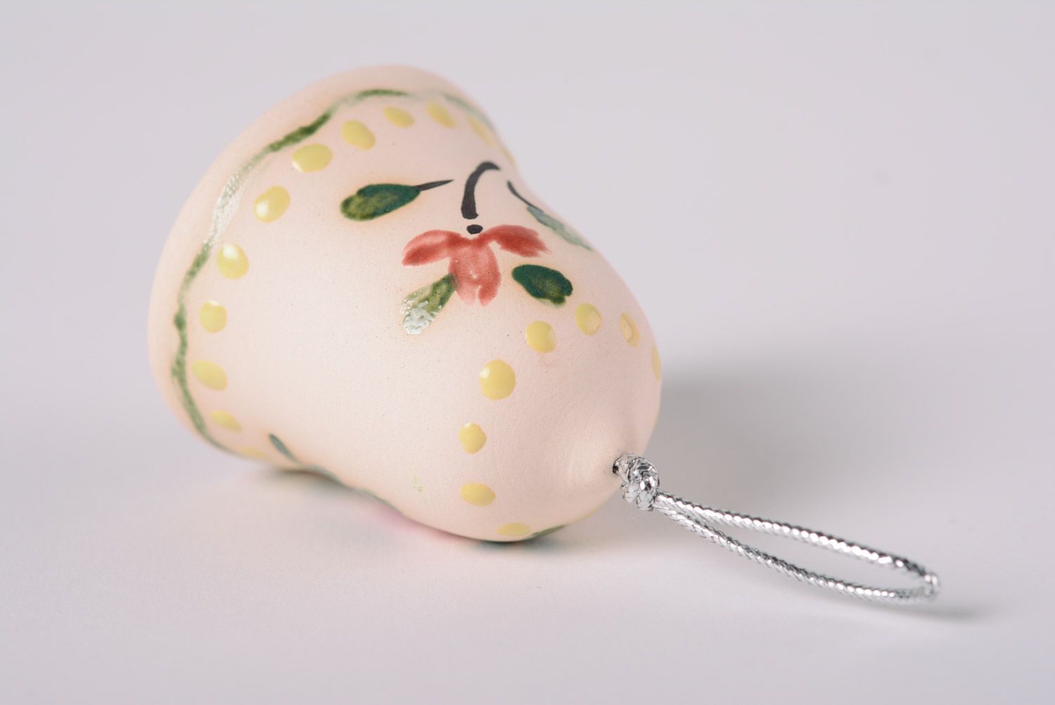 Глиняный колокольчик с росписью белый с цветами маленький майолика ручная работа фото 5