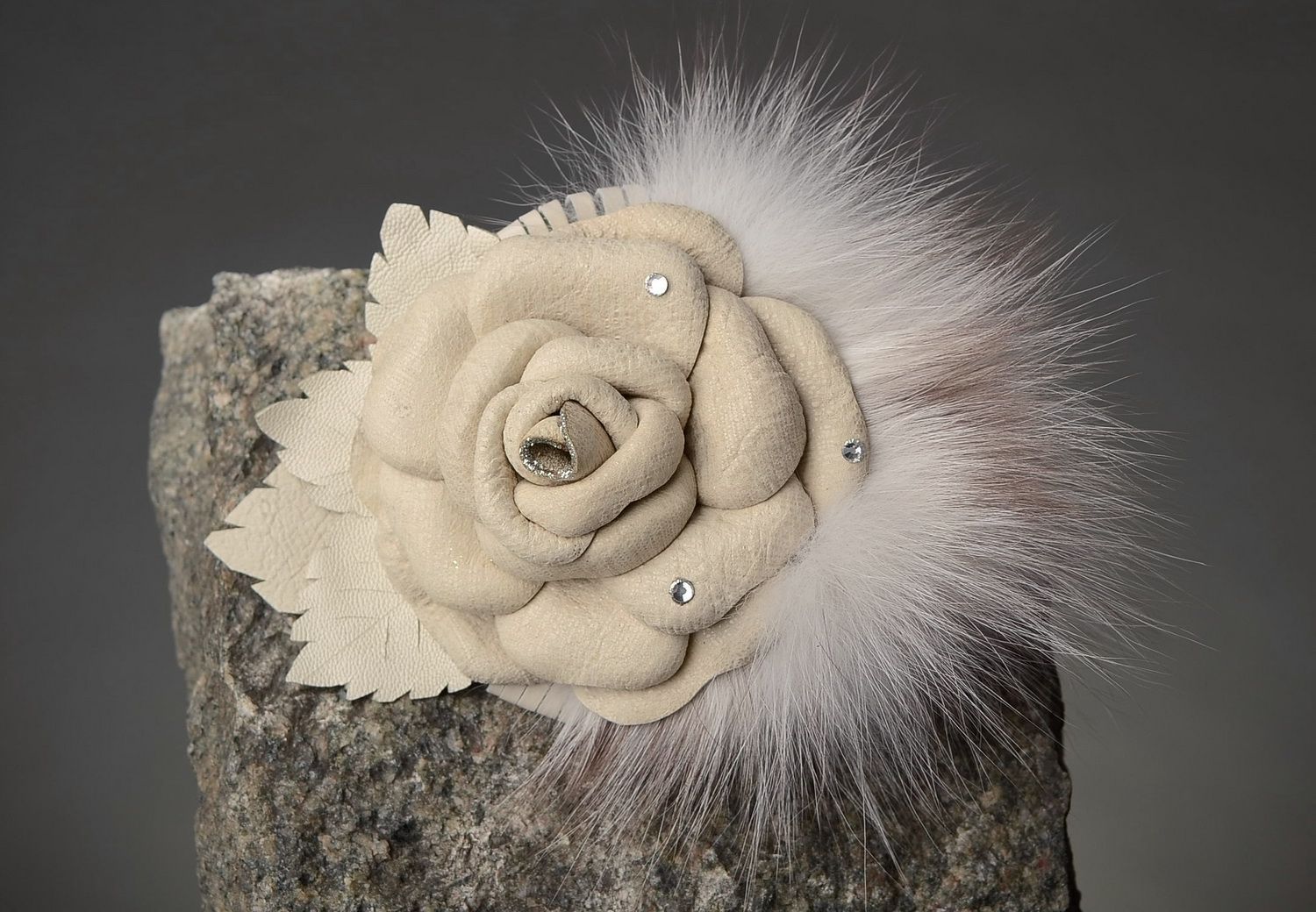 Broche feito de couro genuíno e peles, na forma de uma flor foto 4