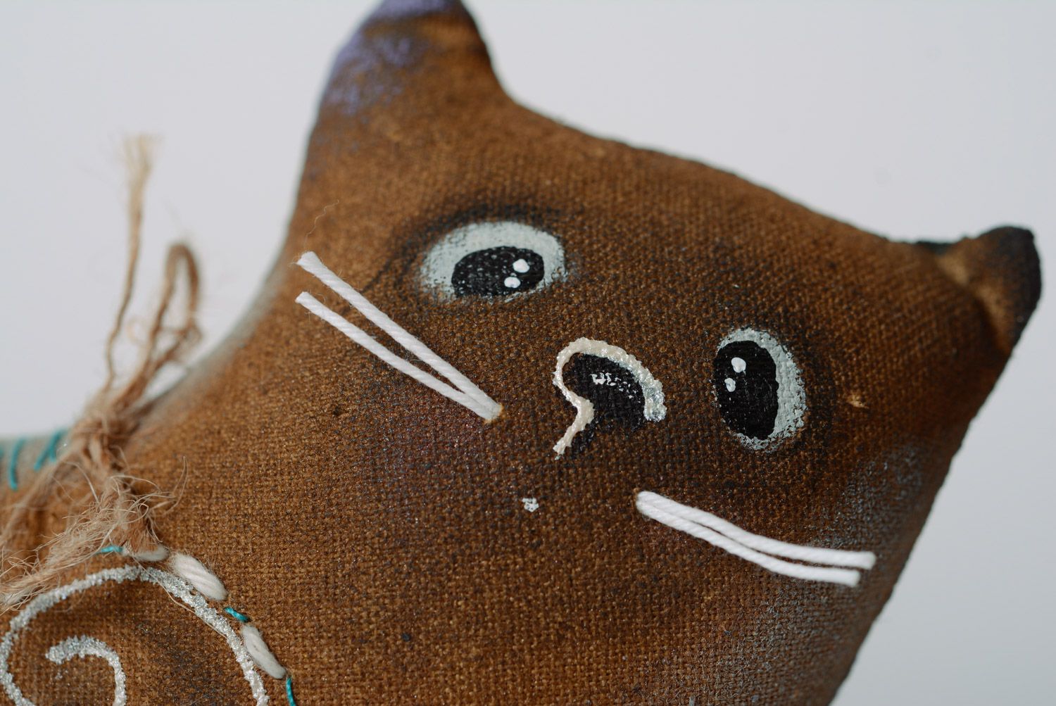 Мягкая игрушка ручной работы котик из хлопковой ткани с росписью и пропиткой кофе фото 2