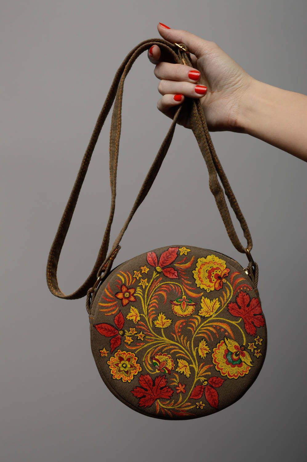 Round bag with long strap and painting photo 3