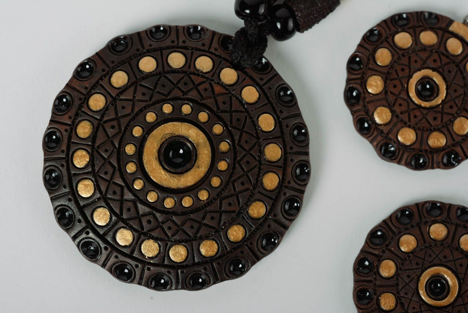 Set de bijoux faits main en terre cuite pendentif et boucles d'oreilles ronds photo 4
