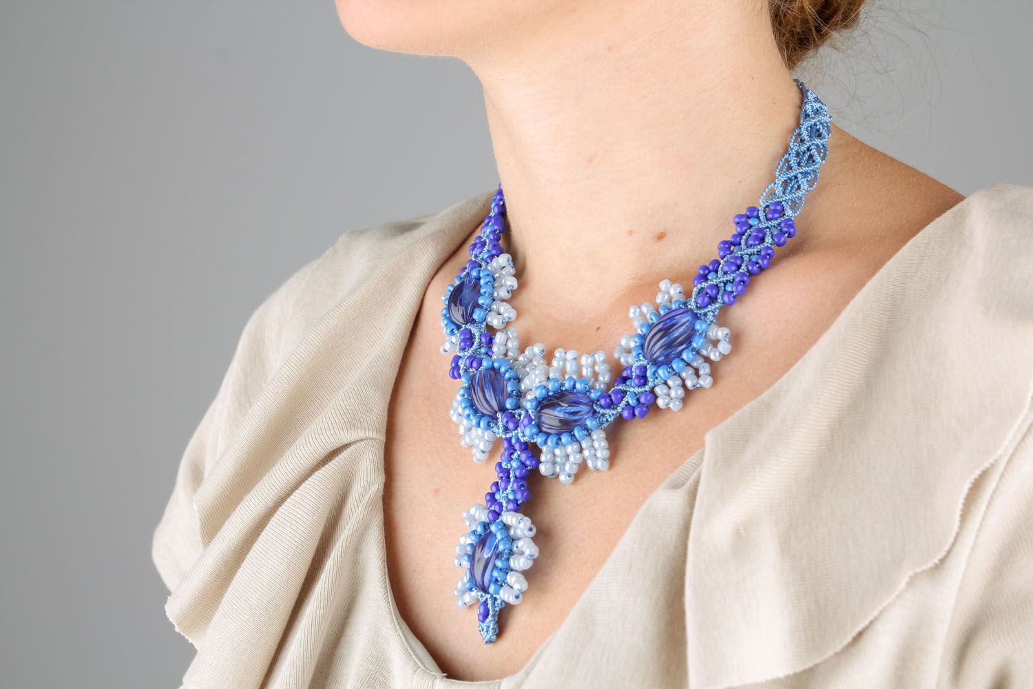 Collier de perles de rocaille en gamme de couleurs bleue photo 1