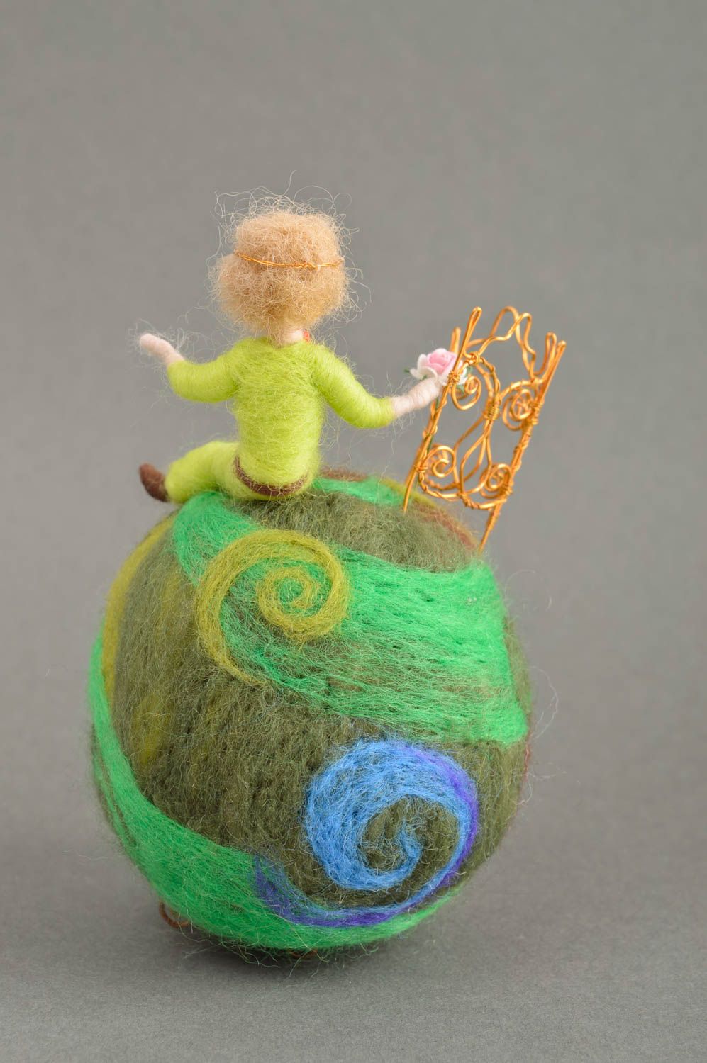 Игрушка из валяной шерсти ручной работы коллекционная фигурка декоративная кукла фото 3