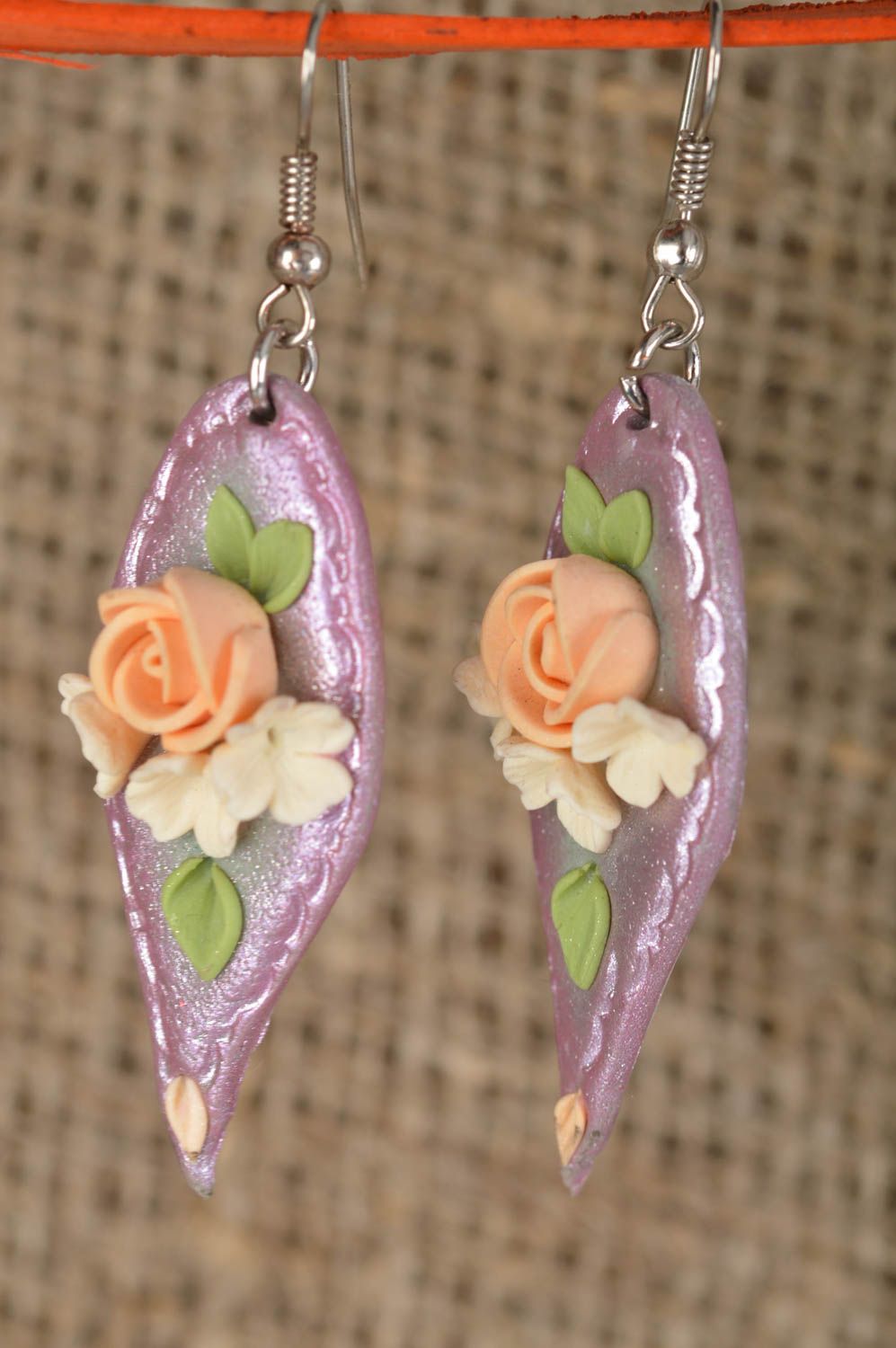 Boucles d'oreilles en pâte polymère mauves avec roses faites main pendantes photo 1