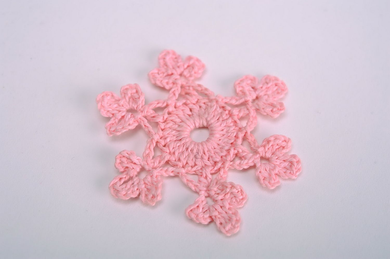 Brinquedo de Natal artesanal Floco de neve em croché foto 3