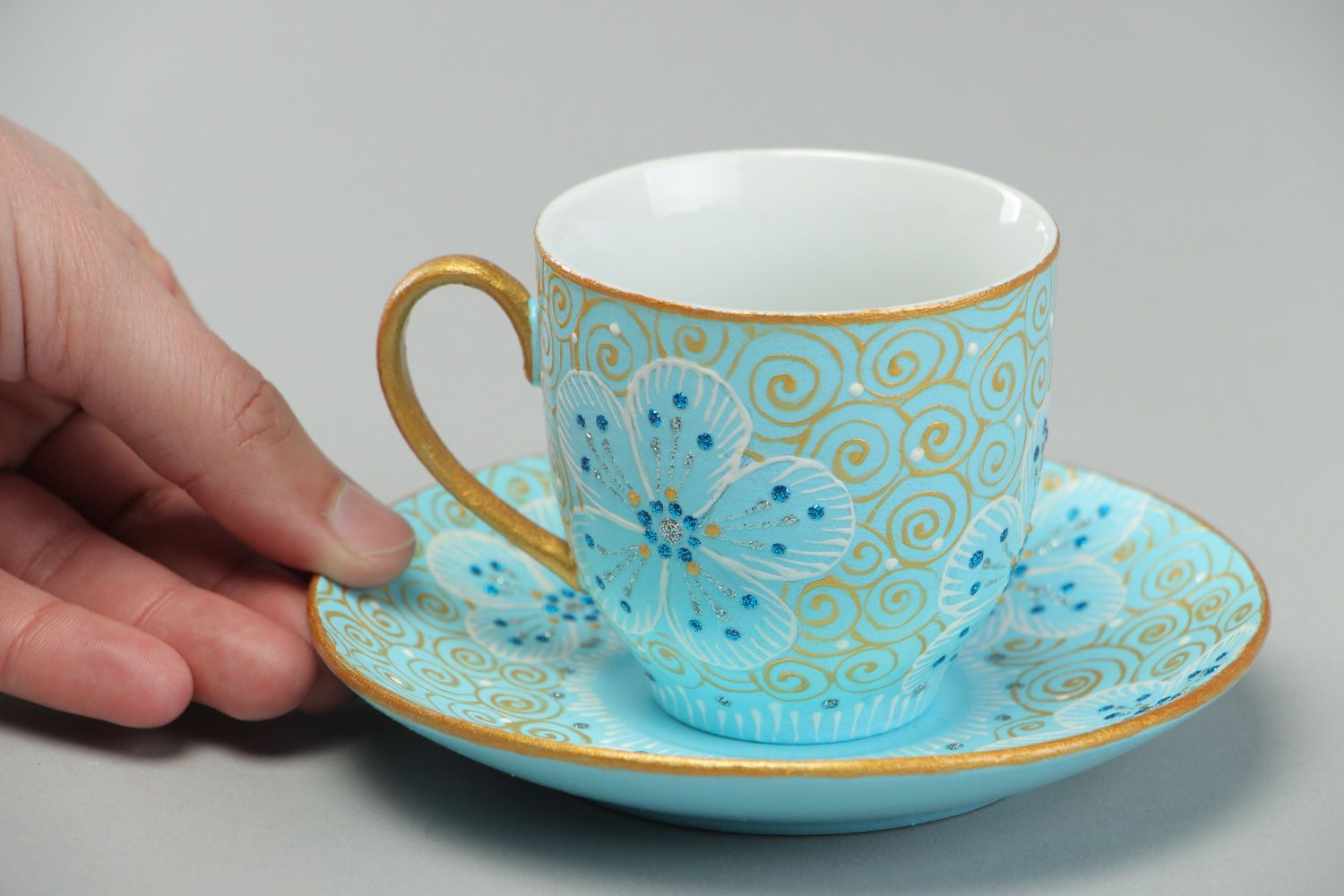 Handgemachte blaue Keramik Tasse mit Untertasse aus Ton mit Bemalung und Lackierung foto 4