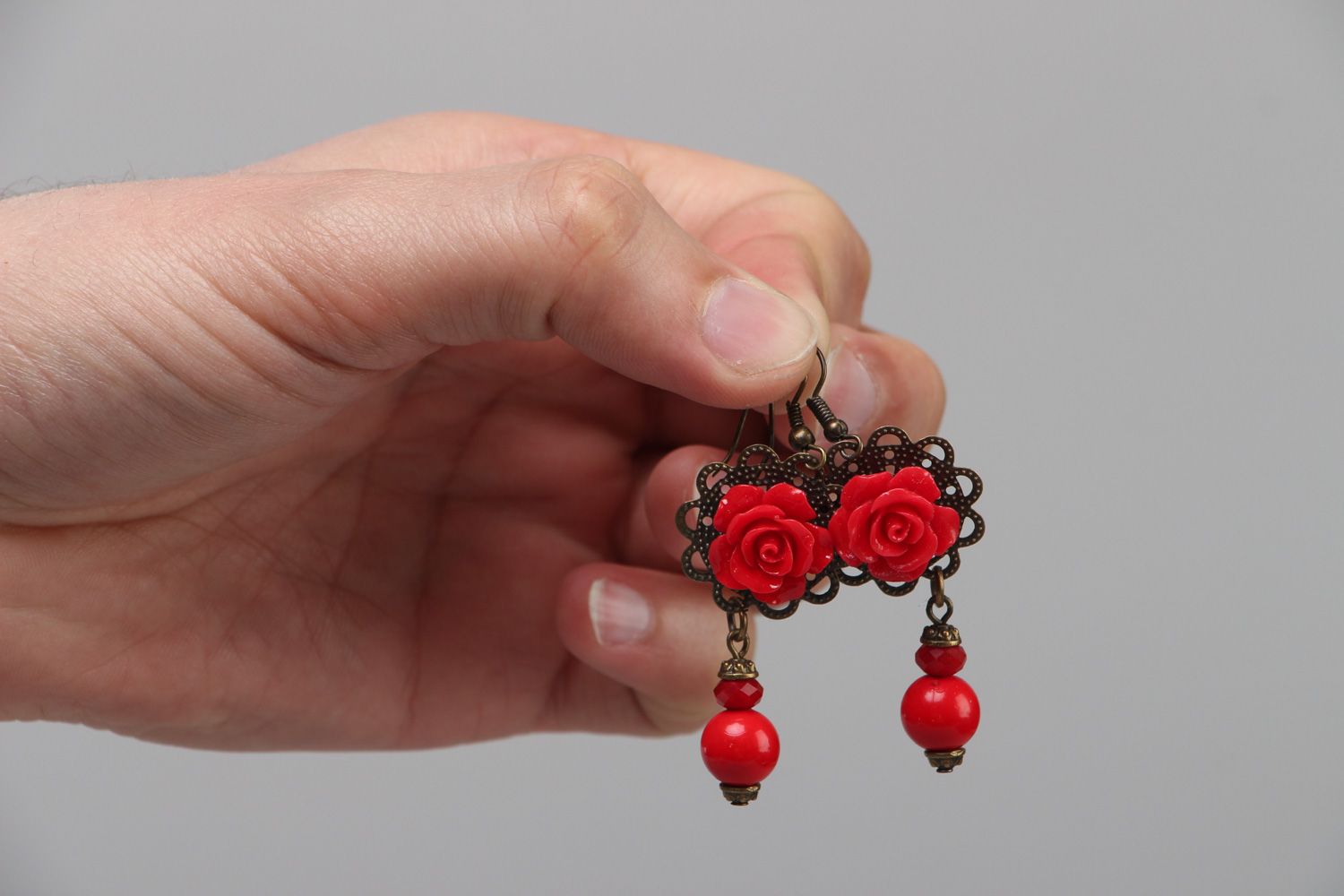 Rote handgemachte Ohrringe aus Ton mit Glaskugeln und metallischer Fourniture  foto 3