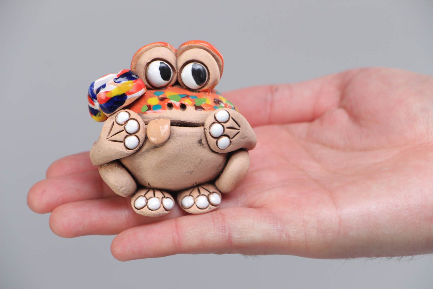 Маленькая авторская расписная глиняная фигурка жабки ручной работы яркая фото 5