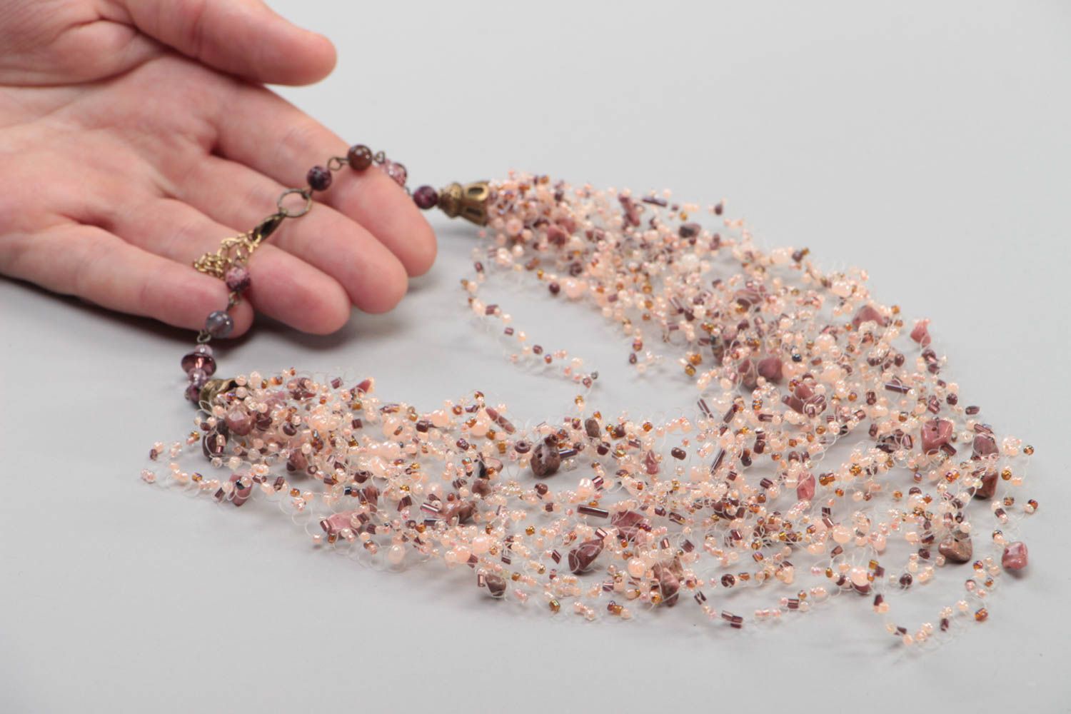 Mehrreihiges handmade Collier aus Glasperlen und Natursteinen für Damen foto 5