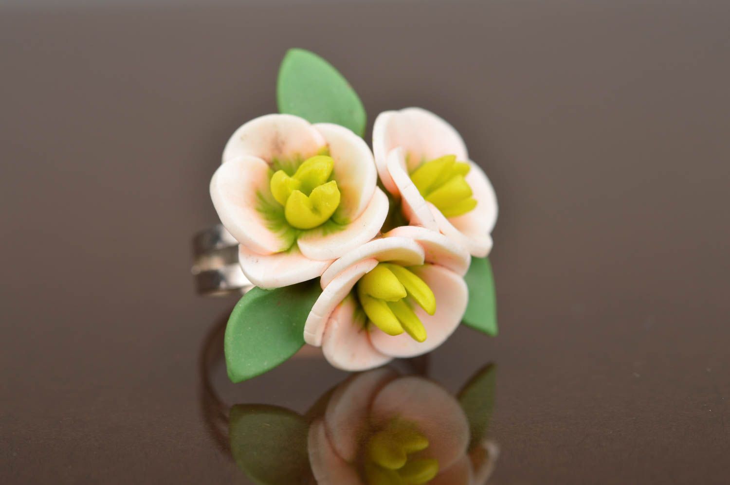 Anillo artesanal elegante con forma de tres flores de arcilla polimérica  foto 5