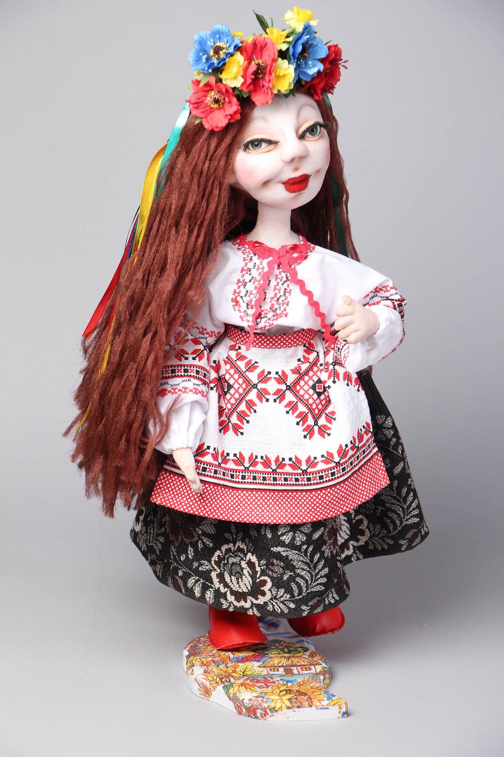 Мягкая кукла на подставке в национальном костюме для декора фото 1
