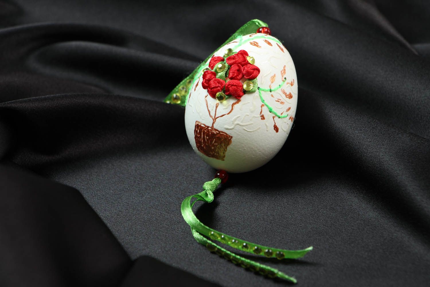 Pingente para a casa na forma de ovo esculpido decorado com fitas bordadas e pintado à mão foto 5