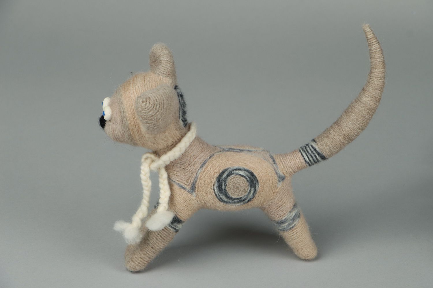 Brinquedo autoral de lã Gato cinzento foto 3