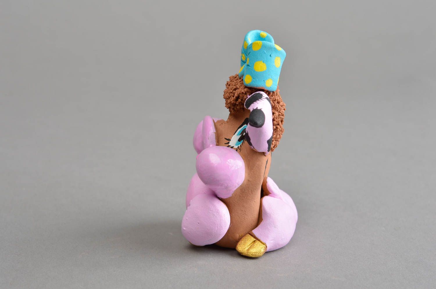 Глиняный сувенир ручной работы застенчивая розовая свинка с голубым бантом фото 4
