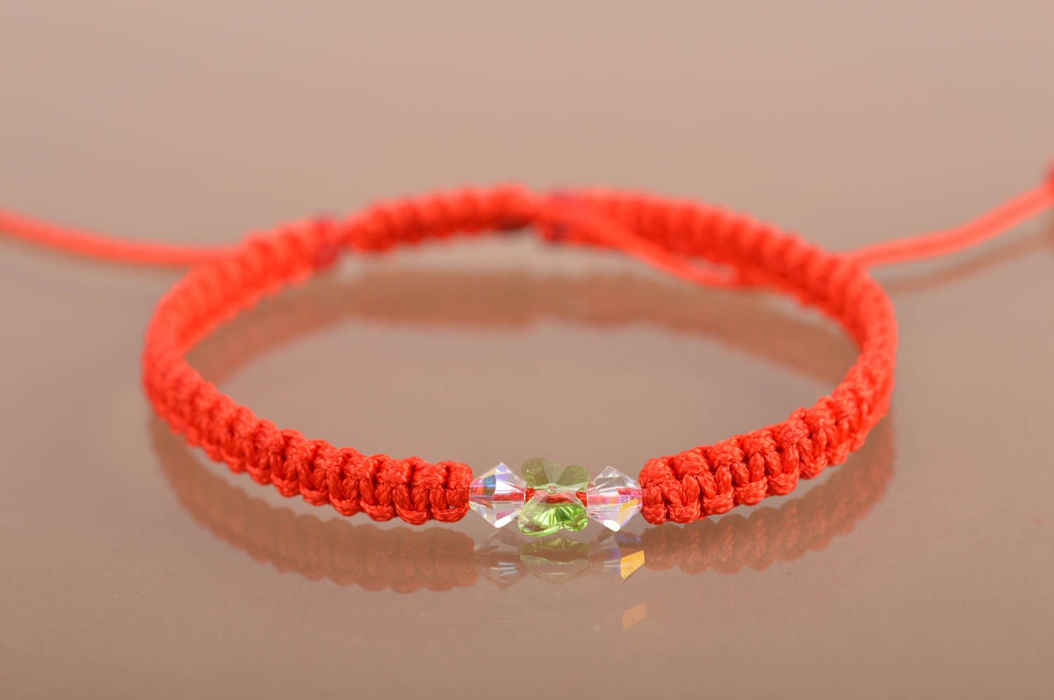Bracelet textile rouge tressé en fils de soie avec strass fin fait main photo 2