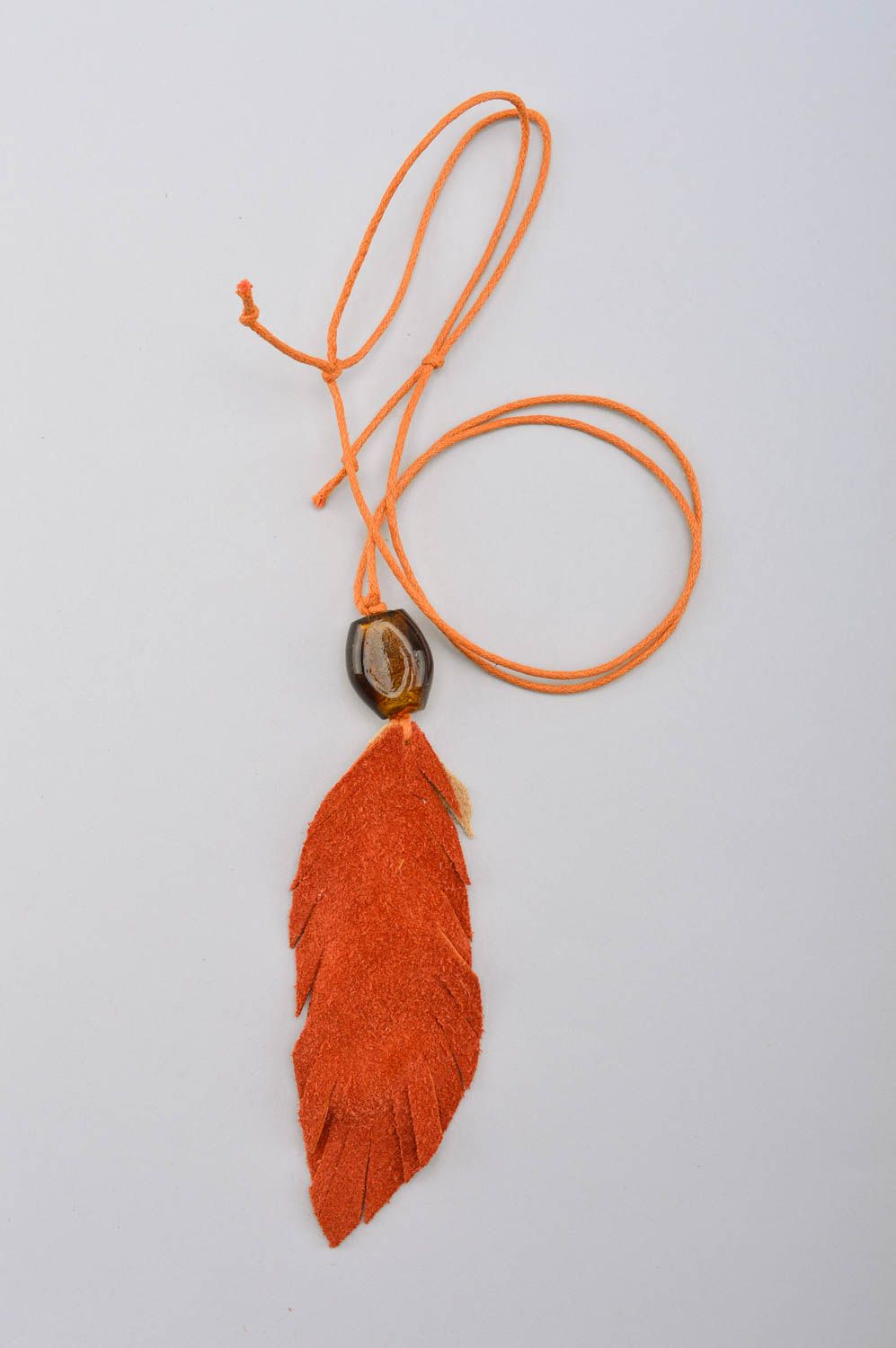 Pendentif en cuir Bijou fait main plume orange sur cordon Cadeau pour femme photo 5