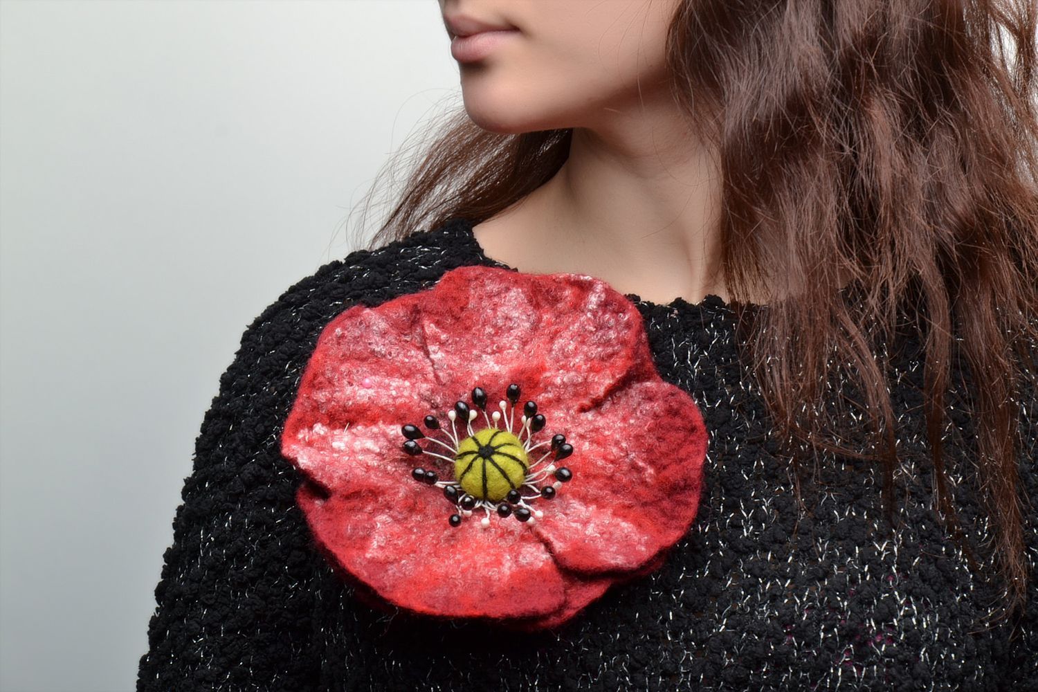 Broche de lana de fieltro con forma de flor roja foto 2