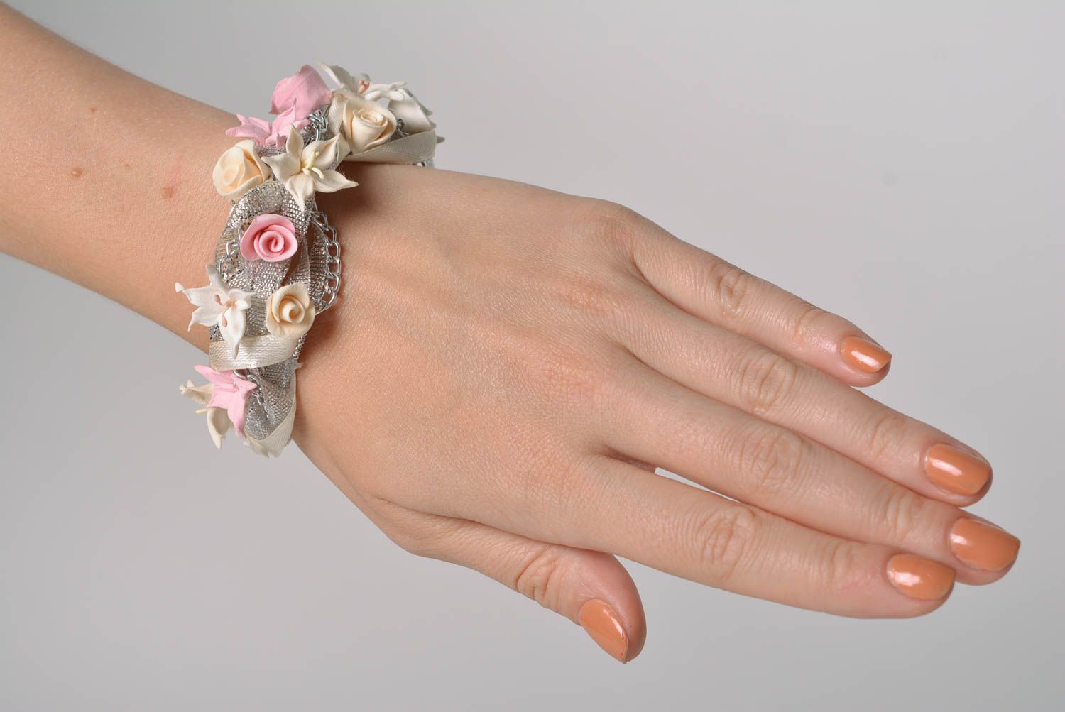 Bracelet avec fleurs en pâte polymère et rubans fait main pastel pour femme photo 1
