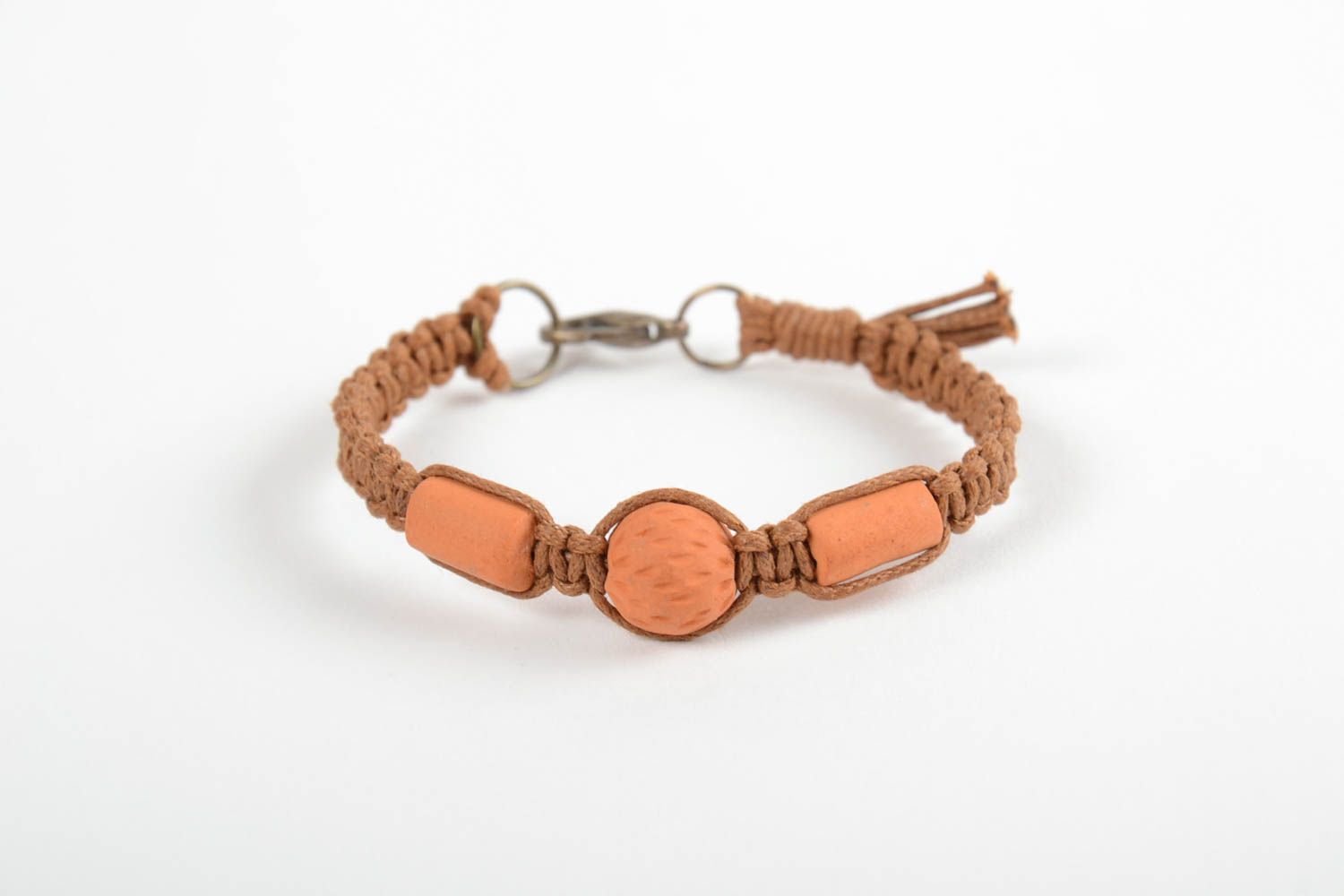 Плетеный браслет из вощеного шнура с бусинами коричневый аксессуар ручной работы фото 1