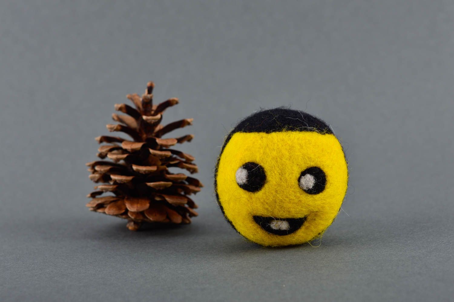 Handmade Smiley Kuscheltier kreatives Spielzeug Geschenk für Kinder aus Wolle foto 1