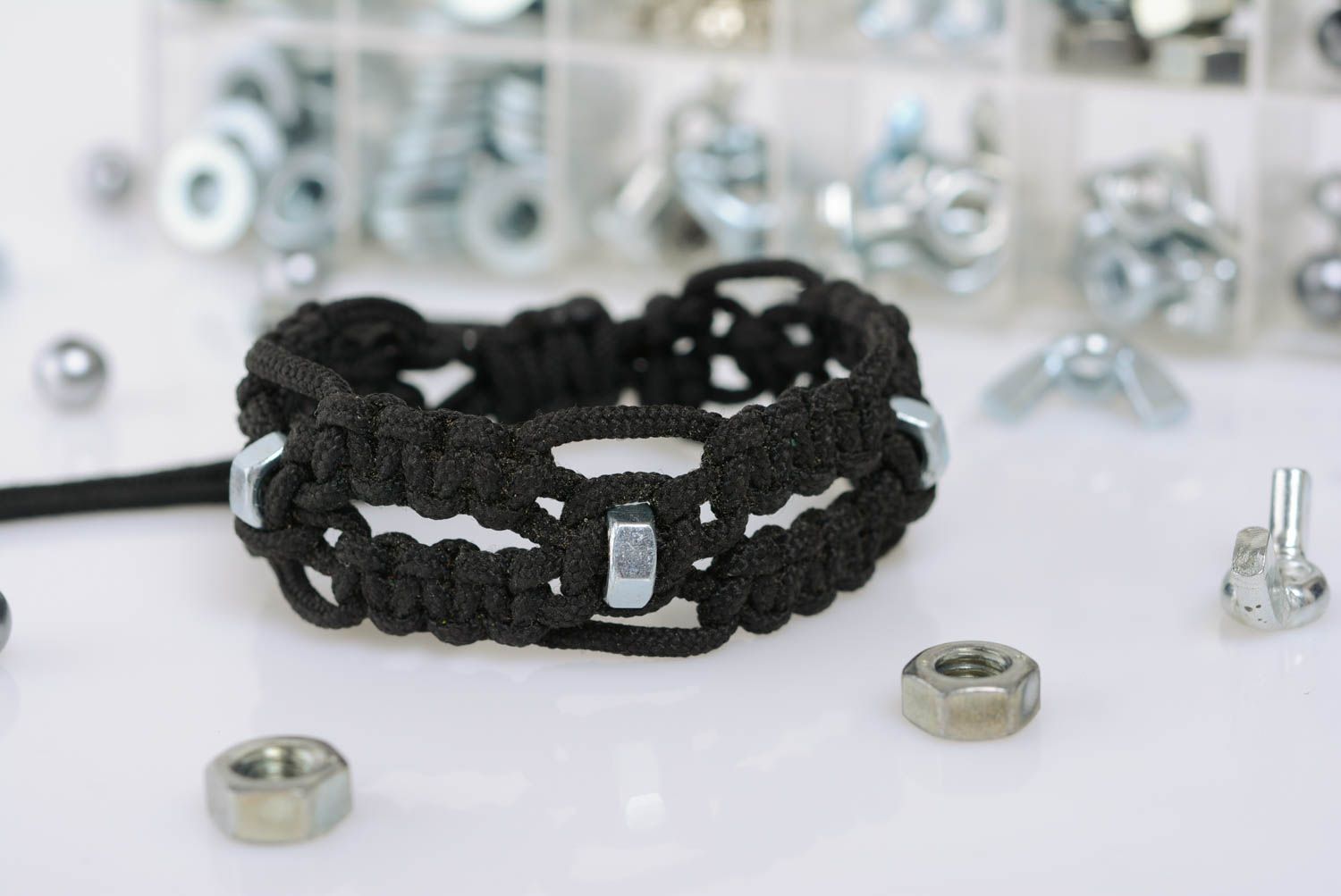 Bracelet en polyester large noir avec écrous en inox fait main technique macramé photo 1