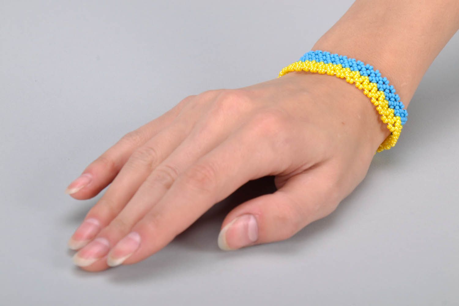 Blau-gelbes Armband aus Glasperlen foto 5