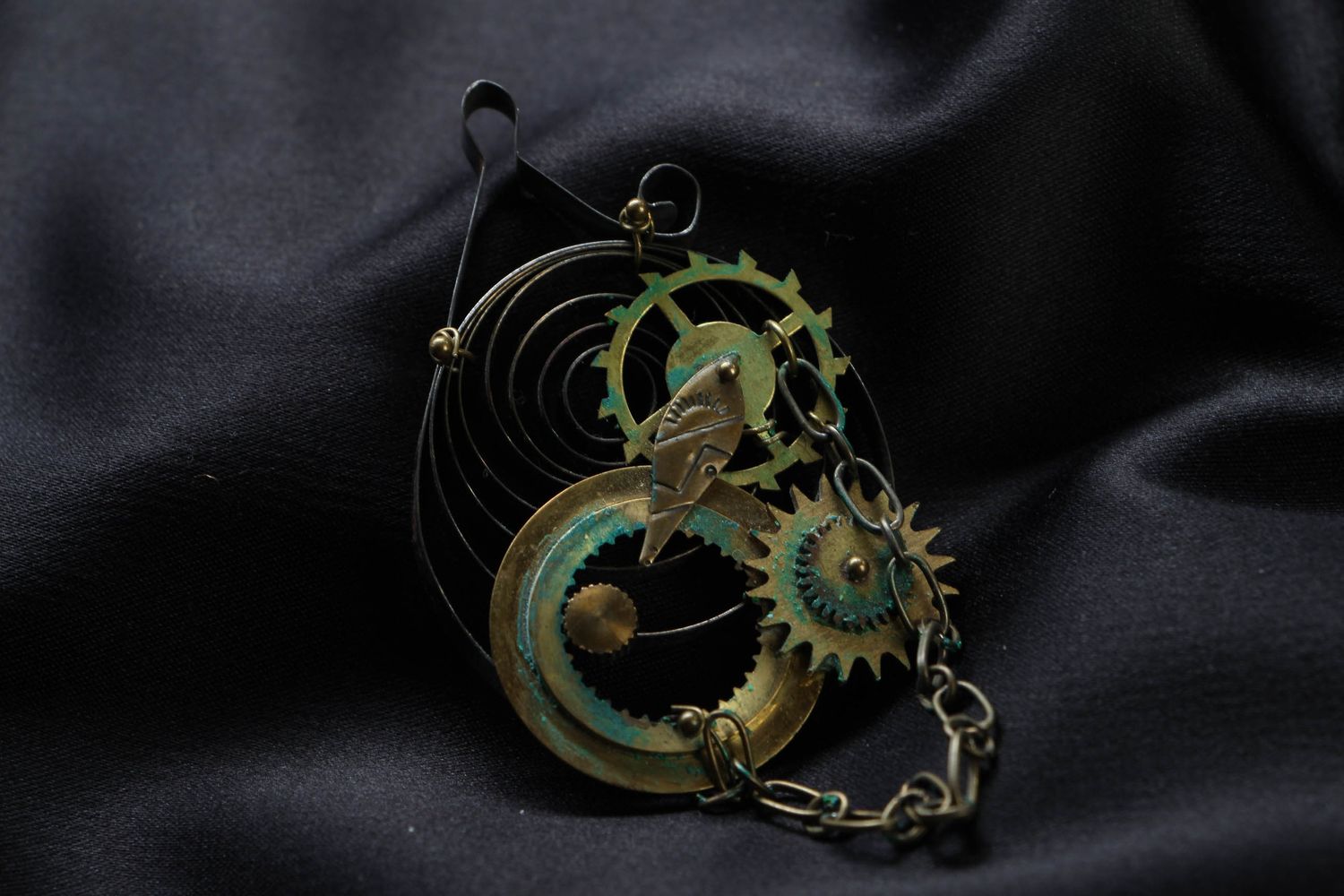 Unusual pendant with clock mechanism photo 1