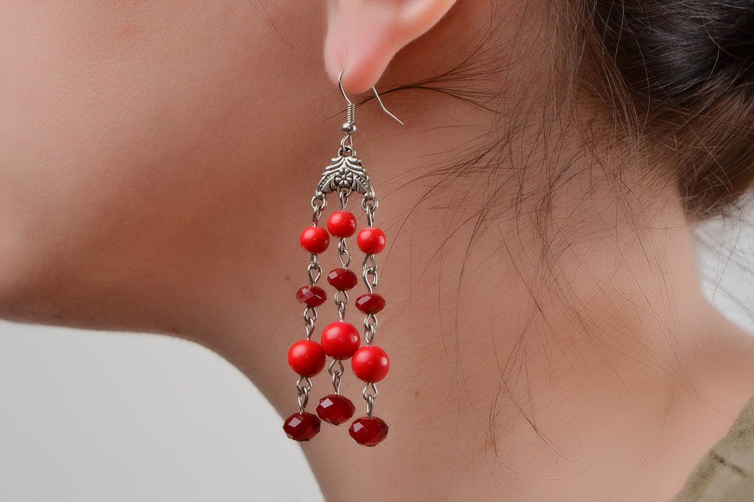 Boucles d'oreilles en verre tchèque et métal faites main pendantes rouges photo 2