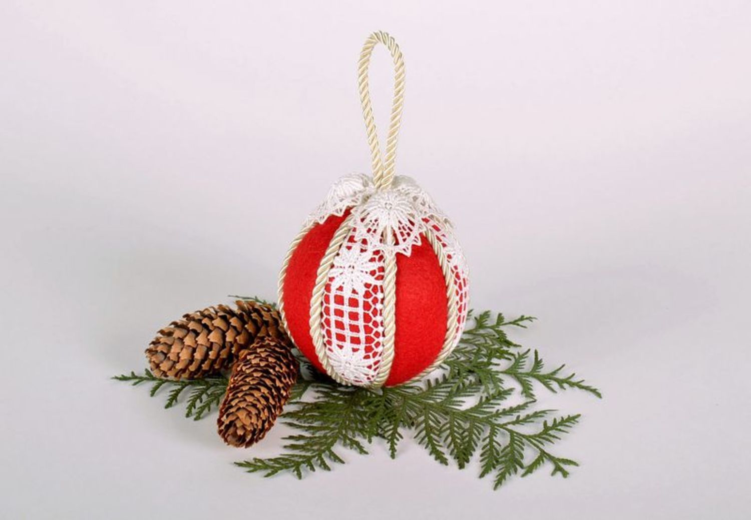 Brinquedo para árvore de Natal em forma de uma bola foto 4