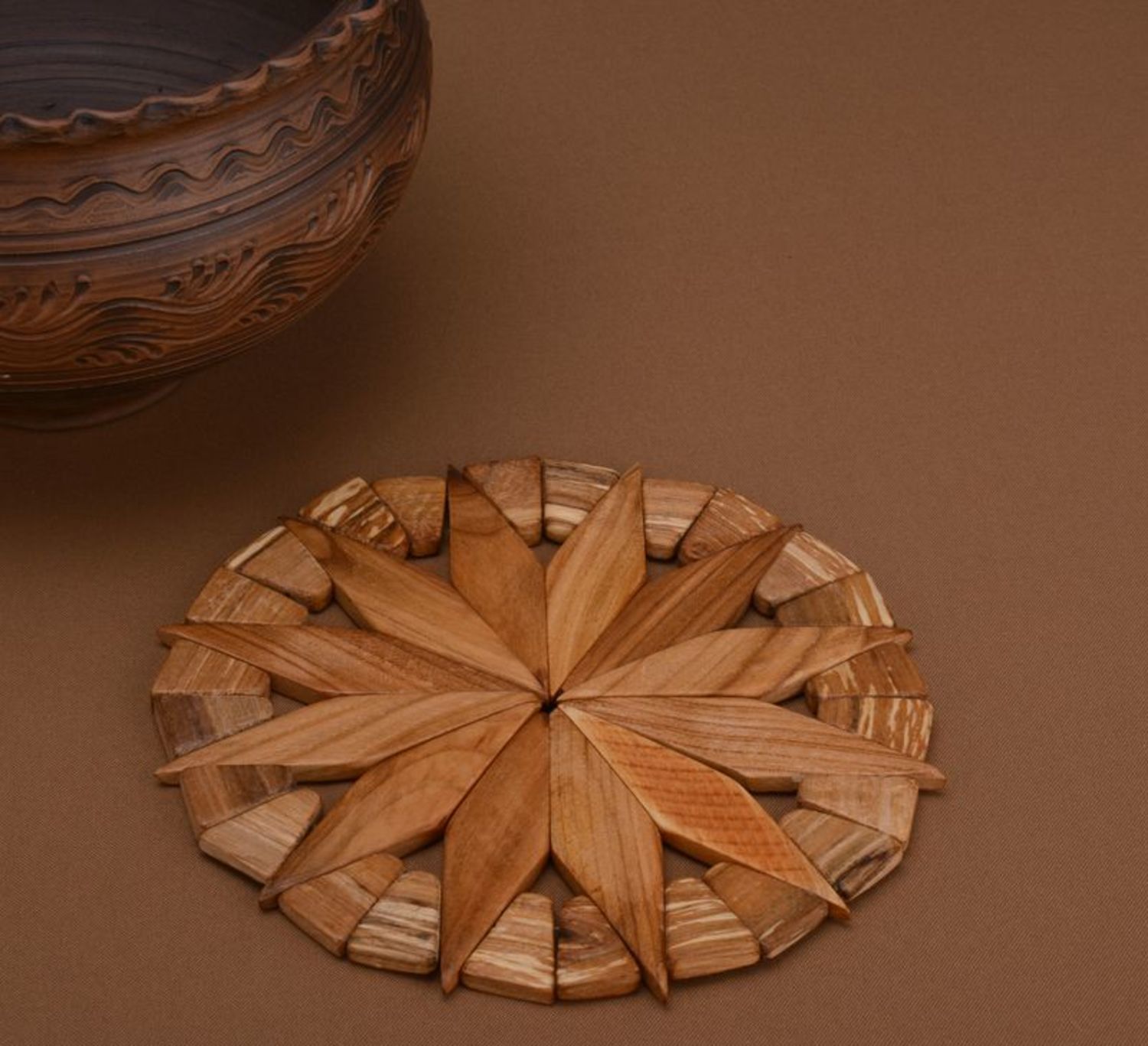 Supporto rotondo di legno fatto a mano per stoviglie calde sottopiatto legno
 foto 4