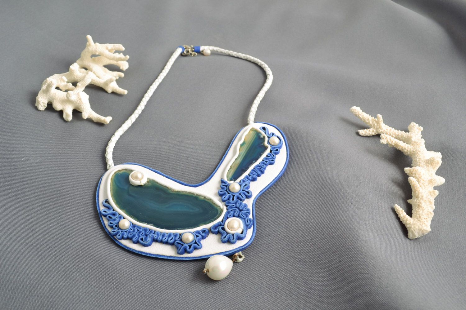 Künstlerisches Damen Leder Collier mit Achat und Perlen in Blau und Weiß handmade foto 1