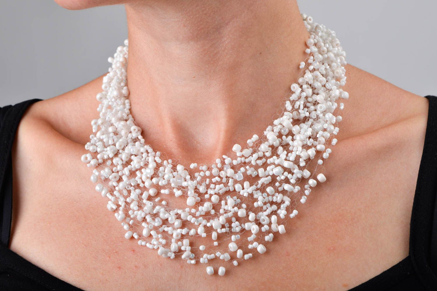 Collier blanc Bijou fait main en perles de rocaille original Cadeau femme photo 1
