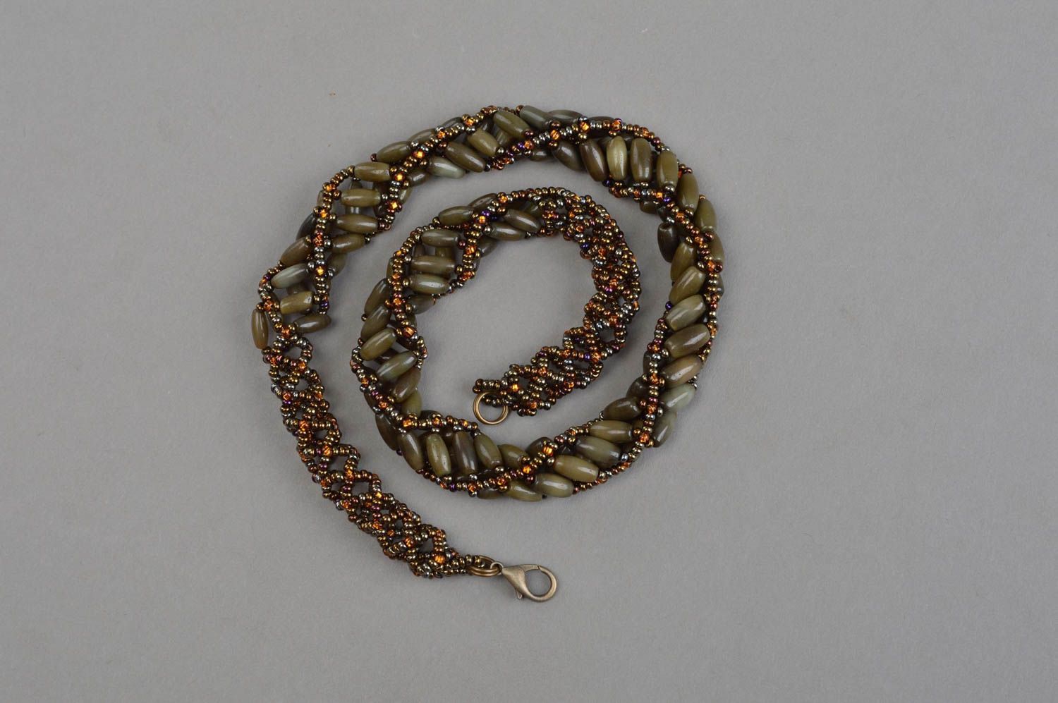Оригинальное женское ожерелье из бисера и кошачьего камня ручной работы Хаки фото 2